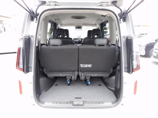 セレナ ｅ－パワー　ハイウェイスターＶ　プロパイロット・ＮＩＳＳＡＮＣｏｎｎｅｃｔナビ・全周囲カメラ・ＢＴオーディオ・両側自動ドア・ＬＥＤライト・フォグＬＥＤ・デジタルミラー・ＡＣＣ・エマージェンシーブレーキ・ＢＳＭ・フロアマット（8枚目）