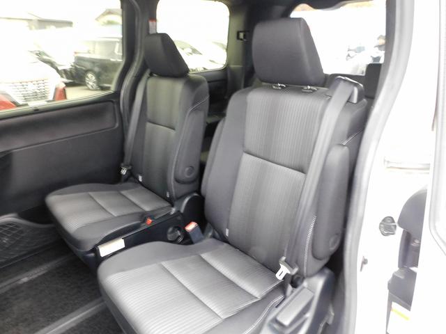 ヴォクシー ハイブリッドＺＳ　煌ＩＩ　後期・９インチフルセグナビ・バックカメラ・ＢＴオーディオ・両側自動ドア・ＬＥＤライト・フォグＬＥＤ・トヨタセーフティセンスクルーズコントロール・・ＥＴＣ・シートヒーター・フロアマット・ドアバイザー（6枚目）