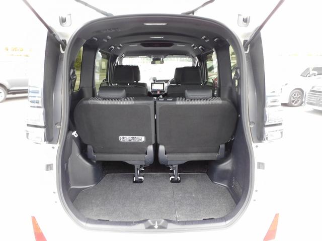 ヴォクシー ハイブリッドＺＳ　煌ＩＩ　後期・９インチフルセグナビ・バックカメラ・ＢＴオーディオ・両側自動ドア・ＬＥＤライト・フォグＬＥＤ・トヨタセーフティセンスクルーズコントロール・・ＥＴＣ・シートヒーター・フロアマット・ドアバイザー（8枚目）