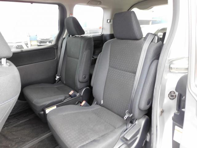 ヴォクシー ハイブリッドV フルセグナビ・Bカメラ・BTオーディオ・両側スライドドア・LEDライト・フォグライト・本革ステアリング・ETC・クルーズコントロール・シートヒーター・アイドリングストップ・フロアマット・ドアバイザー(6枚目)