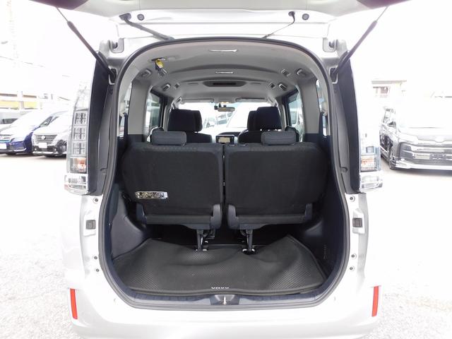 ヴォクシー ハイブリッドV フルセグナビ・Bカメラ・BTオーディオ・両側スライドドア・LEDライト・フォグライト・本革ステアリング・ETC・クルーズコントロール・シートヒーター・アイドリングストップ・フロアマット・ドアバイザー(8枚目)