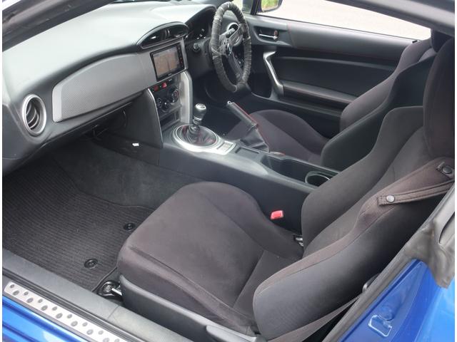 ＢＲＺ Ｒ　後期型　６速ＭＴ　ブリッツ車高調　リアスポイラー　社外ステアリング　ナビ　地デジ　バックカメラ　Ｂｌｕｅｔｏｏｔｈ　記録簿　純正ＬＥＤヘッドライト　ＥＴＣ　電動格納ミラー　修復歴無し（20枚目）