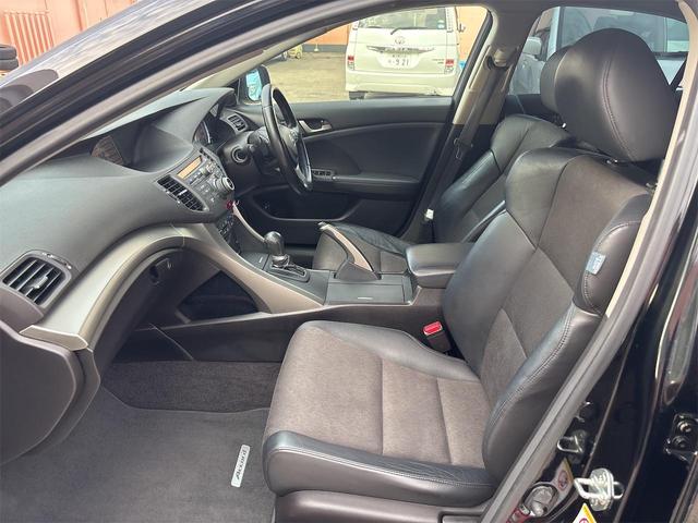 アコード ２４ＴＬ　スポーツスタイル　パドルシフト　リヤスポイラ　パワーシート　ハーフレザー調専用シート　クルコン　ＨＩＤライト　フォグランプ　ターンランプ　外１９インチアルミ　スモークフィルム　ＨＤＤナビ　ワンセグ　バックモニタ　ＥＴＣ（4枚目）