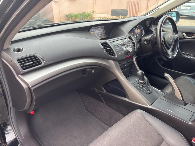 アコード ２４ＴＬ　スポーツスタイル　パドルシフト　リヤスポイラ　パワーシート　ハーフレザー調専用シート　クルコン　ＨＩＤライト　フォグランプ　ターンランプ　外１９インチアルミ　スモークフィルム　ＨＤＤナビ　ワンセグ　バックモニタ　ＥＴＣ（9枚目）