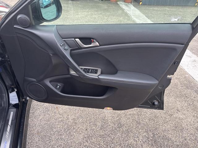 アコード ２４ＴＬ　スポーツスタイル　パドルシフト　リヤスポイラ　パワーシート　ハーフレザー調専用シート　クルコン　ＨＩＤライト　フォグランプ　ターンランプ　外１９インチアルミ　スモークフィルム　ＨＤＤナビ　ワンセグ　バックモニタ　ＥＴＣ（42枚目）