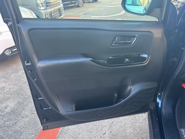 ノア Si 11インチナビフルセグ ブルートゥース DVDビデオ CD バックモニタ ETC モデリスタフルエアロ Wサンルーフ 左電動スライドドア 禁煙 8人乗り ブレーキサポート プッシュスタートLEDライト(54枚目)