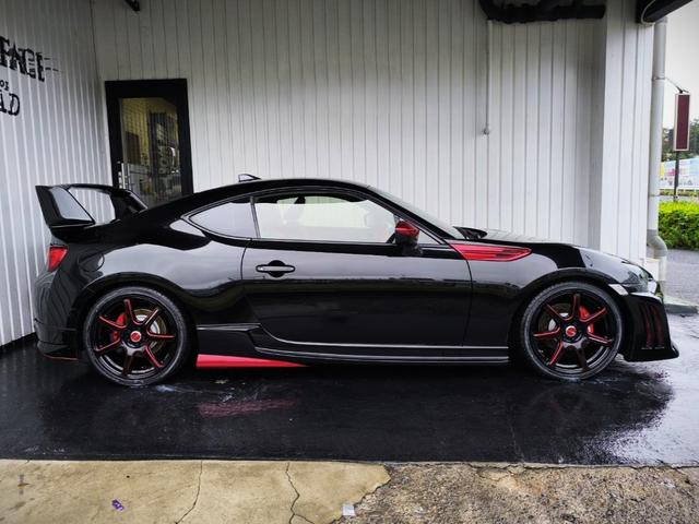 ８６ ＧＴ　ＢＬＩＴＺマフラー／社外車高調／ＧＣ８キャリパー／ＳＡＲＤフロントバンパー／社外サイドステップ・リアサイドアンダースポイラー・ウイング／社外ヘッドライト・テールランプ（4枚目）