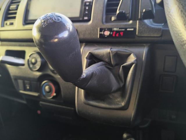 レジアスエースバン ロングDX GLパッケージ バンからワゴンに変更(12乗り公認済み)/PIVOT スロコン/社外 フロントリップ/ALPINEフリップダウンモニター・ナビ/デジタルインナーミラー/シートカバー/社外 16インチホイール(23枚目)