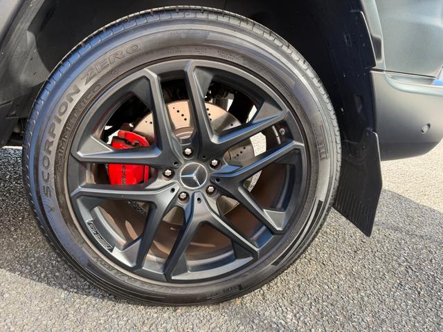 Ｇクラス Ｇ６３　／Ｇ　ｍａｎｕｆａｋｔｕｒプログラム＋／マグノナイトブラック／純正２１インチＡＷ／ベンガルレッド×ブラックナッパレザー／（20枚目）