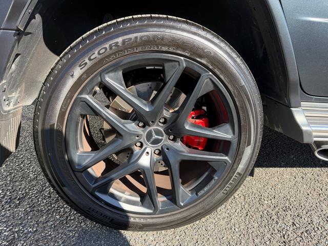 Ｇクラス Ｇ６３　／Ｇ　ｍａｎｕｆａｋｔｕｒプログラム＋／マグノナイトブラック／純正２１インチＡＷ／ベンガルレッド×ブラックナッパレザー／（21枚目）