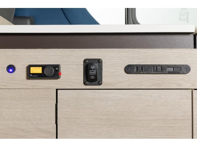 ハイエースバン 　キャンピングカー　ＤＣクーラー　ＦＦヒーター　外部電源　外部充電　サブバッテリー　８型ＳＤナビ　ローダウン　ＥＳＳＥＸ１７インチアルミ　車中泊　ベッドキット　ＥＴＣ２．０　丸目換装　ＬＥＤテールライト（39枚目）