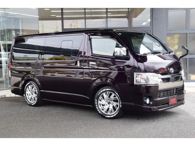 ハイエースバン スーパーＧＬ　ダークプライムＩＩ　ローダウン　フロントスポイラー　ＥＳＳＥＸ１７インチアルミ　バックカメラ　トヨタ純正７型ナビ　トヨタ純正ＥＴＣ２．０　ＡＣ１００Ｖ　ステアリングスイッチ　ＥＳＳＥＸリアウィングシボタイプ（5枚目）