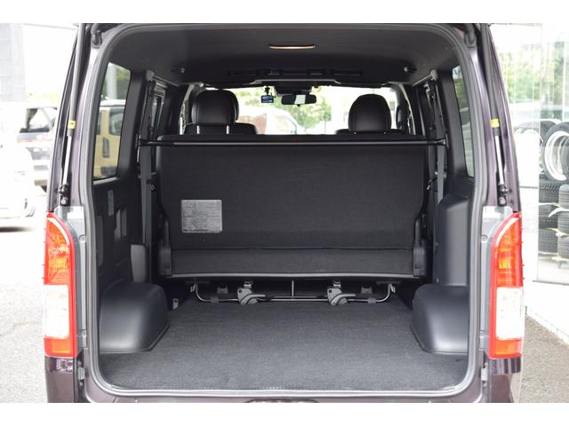 ハイエースバン スーパーＧＬ　ダークプライムＩＩ　ローダウン　フロントスポイラー　ＥＳＳＥＸ１７インチアルミ　バックカメラ　トヨタ純正７型ナビ　トヨタ純正ＥＴＣ２．０　ＡＣ１００Ｖ　ステアリングスイッチ　ＥＳＳＥＸリアウィングシボタイプ（18枚目）