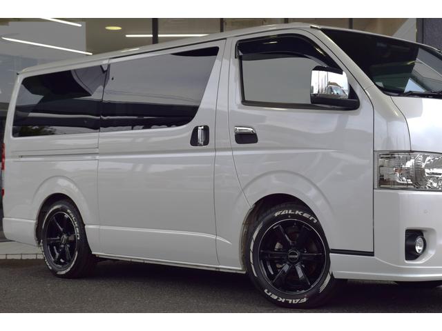 ハイエースバン スーパーＧＬ　ダークプライムＩＩ　ＥＴＣ　クリアランスソナー　レーンアシスト　衝突被害軽減システム　両側電動スライドドア　オートマチックハイビーム　スマートキー　電動格納ミラー　後席モニター　ＡＴ　アルミホイール　１００Ｖ電源　ＥＳＣ（9枚目）