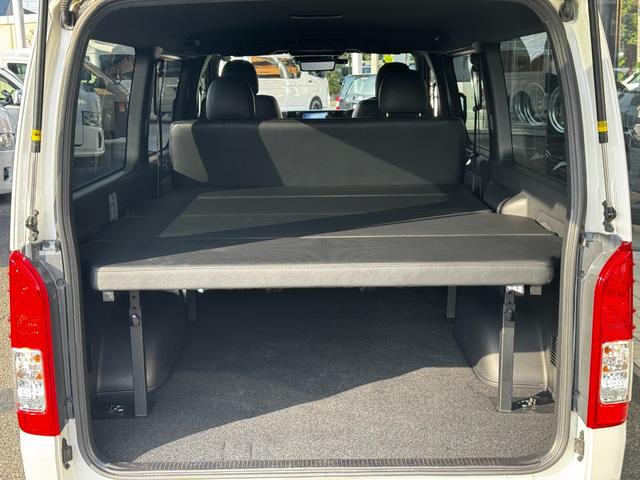 ハイエースバン スーパーＧＬ　ダークプライムＩＩ　ＥＴＣ　クリアランスソナー　レーンアシスト　衝突被害軽減システム　両側電動スライドドア　オートマチックハイビーム　スマートキー　電動格納ミラー　後席モニター　ＡＴ　アルミホイール　１００Ｖ電源　ＥＳＣ（18枚目）