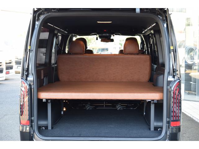 ハイエースバン スーパーGL ダークプライムII ローダウン ベッドキット 車中泊 フロントスポイラー ESSEX17インチアルミ フローティングナビ 10.1型後席モニター LEDヘッドライト LEDテールランプ バックカメラ付き防眩ミラー(18枚目)