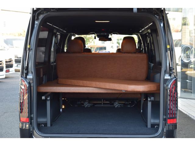 ハイエースバン スーパーGL ダークプライムII ローダウン ベッドキット 車中泊 フロントスポイラー ESSEX17インチアルミ フローティングナビ 10.1型後席モニター LEDヘッドライト LEDテールランプ バックカメラ付き防眩ミラー(19枚目)