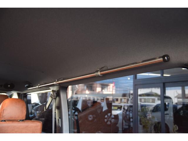 ハイエースバン スーパーGL ダークプライムII ローダウン ベッドキット 車中泊 フロントスポイラー ESSEX17インチアルミ フローティングナビ 10.1型後席モニター LEDヘッドライト LEDテールランプ バックカメラ付き防眩ミラー(23枚目)