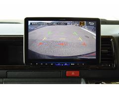 【全方位型モニター】クルマを上空から見下ろしているかのように、直感的に周囲の状況を把握できる全方位型モニター。狭い場所での駐車でも周囲が映像で確認できます。 5