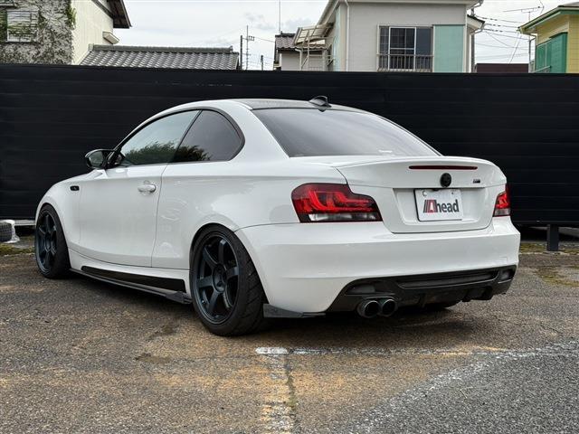 １シリーズ １３５ｉ　ＤＭＥチューン済　サンルーフ　ＲＥＣＡＲＯセミバケ　ＲＡＹＳ　ＴＥ３７（１８インチＡＷ）ワンオフマフラー（純正マフラー有）ＳＴＡＣＫ３連メーター　社外Ｆリップリアディフューザー　ＡＲＣタワーバー（6枚目）