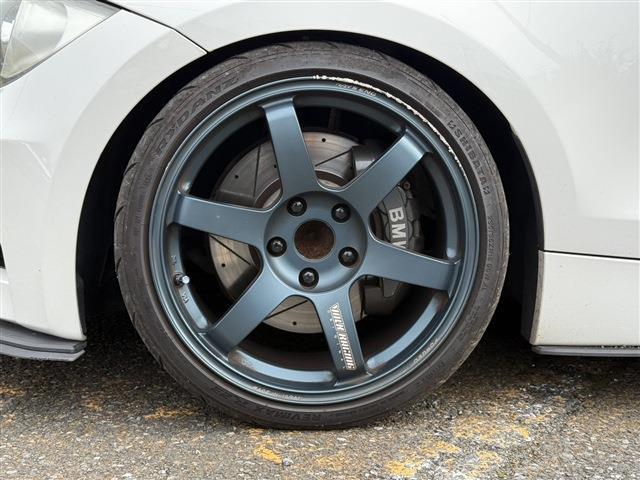 １シリーズ １３５ｉ　ＤＭＥチューン済　サンルーフ　ＲＥＣＡＲＯセミバケ　ＲＡＹＳ　ＴＥ３７（１８インチＡＷ）ワンオフマフラー（純正マフラー有）ＳＴＡＣＫ３連メーター　社外Ｆリップリアディフューザー　ＡＲＣタワーバー（12枚目）