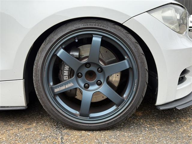 １シリーズ １３５ｉ　ＤＭＥチューン済　サンルーフ　ＲＥＣＡＲＯセミバケ　ＲＡＹＳ　ＴＥ３７（１８インチＡＷ）ワンオフマフラー（純正マフラー有）ＳＴＡＣＫ３連メーター　社外Ｆリップリアディフューザー　ＡＲＣタワーバー（14枚目）