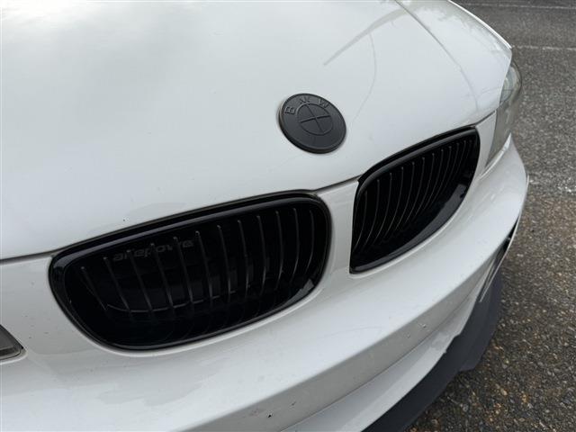 １シリーズ １３５ｉ　ＤＭＥチューン済　サンルーフ　ＲＥＣＡＲＯセミバケ　ＲＡＹＳ　ＴＥ３７（１８インチＡＷ）ワンオフマフラー（純正マフラー有）ＳＴＡＣＫ３連メーター　社外Ｆリップリアディフューザー　ＡＲＣタワーバー（16枚目）