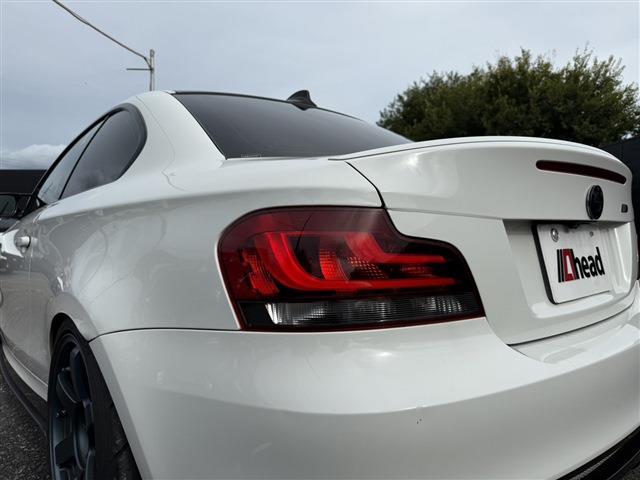 １シリーズ １３５ｉ　ＤＭＥチューン済　サンルーフ　ＲＥＣＡＲＯセミバケ　ＲＡＹＳ　ＴＥ３７（１８インチＡＷ）ワンオフマフラー（純正マフラー有）ＳＴＡＣＫ３連メーター　社外Ｆリップリアディフューザー　ＡＲＣタワーバー（18枚目）