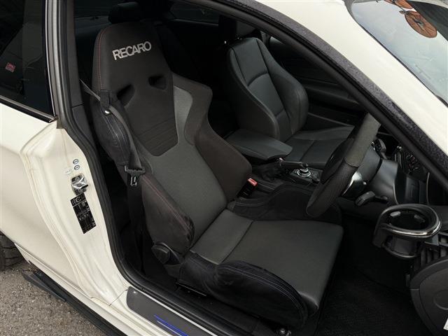 １シリーズ １３５ｉ　ＤＭＥチューン済　サンルーフ　ＲＥＣＡＲＯセミバケ　ＲＡＹＳ　ＴＥ３７（１８インチＡＷ）ワンオフマフラー（純正マフラー有）ＳＴＡＣＫ３連メーター　社外Ｆリップリアディフューザー　ＡＲＣタワーバー（25枚目）