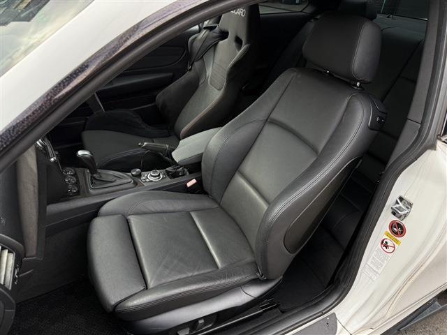 １シリーズ １３５ｉ　ＤＭＥチューン済　サンルーフ　ＲＥＣＡＲＯセミバケ　ＲＡＹＳ　ＴＥ３７（１８インチＡＷ）ワンオフマフラー（純正マフラー有）ＳＴＡＣＫ３連メーター　社外Ｆリップリアディフューザー　ＡＲＣタワーバー（26枚目）