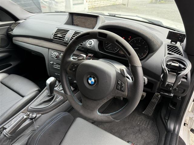 １シリーズ １３５ｉ　ＤＭＥチューン済　サンルーフ　ＲＥＣＡＲＯセミバケ　ＲＡＹＳ　ＴＥ３７（１８インチＡＷ）ワンオフマフラー（純正マフラー有）ＳＴＡＣＫ３連メーター　社外Ｆリップリアディフューザー　ＡＲＣタワーバー（28枚目）