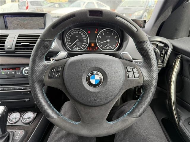 １シリーズ １３５ｉ　ＤＭＥチューン済　サンルーフ　ＲＥＣＡＲＯセミバケ　ＲＡＹＳ　ＴＥ３７（１８インチＡＷ）ワンオフマフラー（純正マフラー有）ＳＴＡＣＫ３連メーター　社外Ｆリップリアディフューザー　ＡＲＣタワーバー（29枚目）