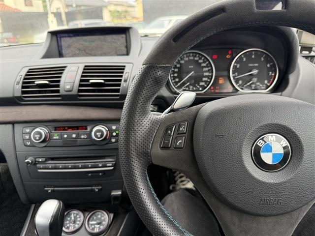 １シリーズ １３５ｉ　ＤＭＥチューン済　サンルーフ　ＲＥＣＡＲＯセミバケ　ＲＡＹＳ　ＴＥ３７（１８インチＡＷ）ワンオフマフラー（純正マフラー有）ＳＴＡＣＫ３連メーター　社外Ｆリップリアディフューザー　ＡＲＣタワーバー（30枚目）