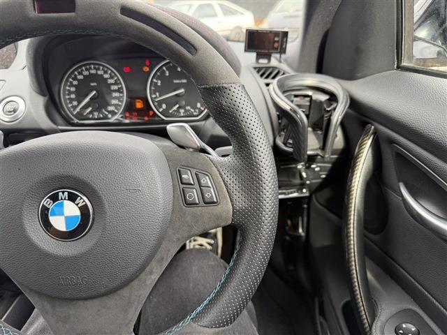 １シリーズ １３５ｉ　ＤＭＥチューン済　サンルーフ　ＲＥＣＡＲＯセミバケ　ＲＡＹＳ　ＴＥ３７（１８インチＡＷ）ワンオフマフラー（純正マフラー有）ＳＴＡＣＫ３連メーター　社外Ｆリップリアディフューザー　ＡＲＣタワーバー（31枚目）