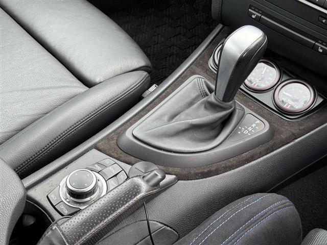 １シリーズ １３５ｉ　ＤＭＥチューン済　サンルーフ　ＲＥＣＡＲＯセミバケ　ＲＡＹＳ　ＴＥ３７（１８インチＡＷ）ワンオフマフラー（純正マフラー有）ＳＴＡＣＫ３連メーター　社外Ｆリップリアディフューザー　ＡＲＣタワーバー（33枚目）