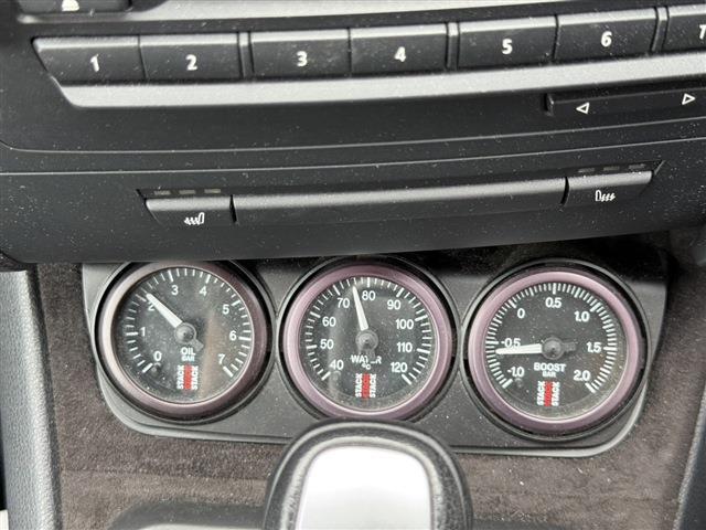 １シリーズ １３５ｉ　ＤＭＥチューン済　サンルーフ　ＲＥＣＡＲＯセミバケ　ＲＡＹＳ　ＴＥ３７（１８インチＡＷ）ワンオフマフラー（純正マフラー有）ＳＴＡＣＫ３連メーター　社外Ｆリップリアディフューザー　ＡＲＣタワーバー（34枚目）