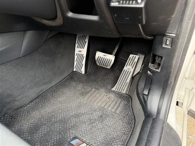 １シリーズ １３５ｉ　ＤＭＥチューン済　サンルーフ　ＲＥＣＡＲＯセミバケ　ＲＡＹＳ　ＴＥ３７（１８インチＡＷ）ワンオフマフラー（純正マフラー有）ＳＴＡＣＫ３連メーター　社外Ｆリップリアディフューザー　ＡＲＣタワーバー（35枚目）