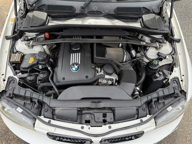 １シリーズ １３５ｉ　ＤＭＥチューン済　サンルーフ　ＲＥＣＡＲＯセミバケ　ＲＡＹＳ　ＴＥ３７（１８インチＡＷ）ワンオフマフラー（純正マフラー有）ＳＴＡＣＫ３連メーター　社外Ｆリップリアディフューザー　ＡＲＣタワーバー（42枚目）