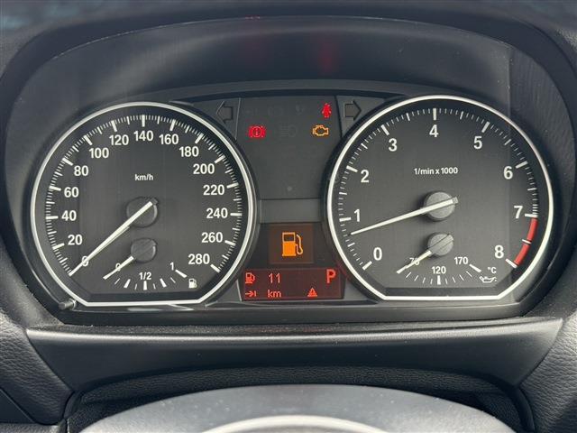 １シリーズ １３５ｉ　ＤＭＥチューン済　サンルーフ　ＲＥＣＡＲＯセミバケ　ＲＡＹＳ　ＴＥ３７（１８インチＡＷ）ワンオフマフラー（純正マフラー有）ＳＴＡＣＫ３連メーター　社外Ｆリップリアディフューザー　ＡＲＣタワーバー（45枚目）