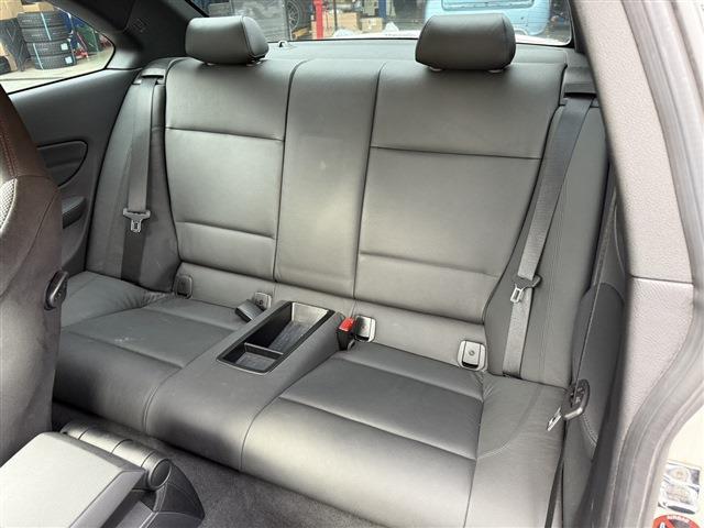 １シリーズ １３５ｉ　ＤＭＥチューン済　サンルーフ　ＲＥＣＡＲＯセミバケ　ＲＡＹＳ　ＴＥ３７（１８インチＡＷ）ワンオフマフラー（純正マフラー有）ＳＴＡＣＫ３連メーター　社外Ｆリップリアディフューザー　ＡＲＣタワーバー（47枚目）