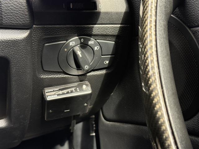 １シリーズ １３５ｉ　ＤＭＥチューン済　サンルーフ　ＲＥＣＡＲＯセミバケ　ＲＡＹＳ　ＴＥ３７（１８インチＡＷ）ワンオフマフラー（純正マフラー有）ＳＴＡＣＫ３連メーター　社外Ｆリップリアディフューザー　ＡＲＣタワーバー（48枚目）