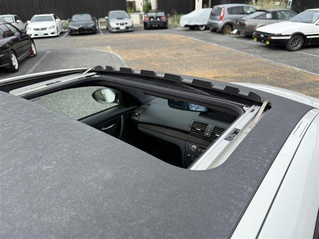 １シリーズ １３５ｉ　ＤＭＥチューン済　サンルーフ　ＲＥＣＡＲＯセミバケ　ＲＡＹＳ　ＴＥ３７（１８インチＡＷ）ワンオフマフラー（純正マフラー有）ＳＴＡＣＫ３連メーター　社外Ｆリップリアディフューザー　ＡＲＣタワーバー（49枚目）