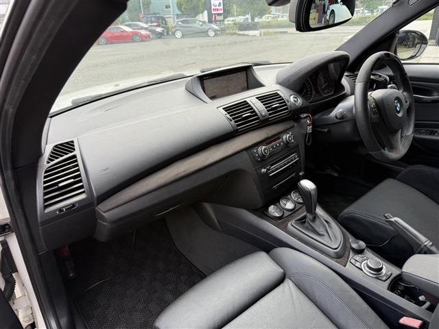 １シリーズ １３５ｉ　ＤＭＥチューン済　サンルーフ　ＲＥＣＡＲＯセミバケ　ＲＡＹＳ　ＴＥ３７（１８インチＡＷ）ワンオフマフラー（純正マフラー有）ＳＴＡＣＫ３連メーター　社外Ｆリップリアディフューザー　ＡＲＣタワーバー（50枚目）