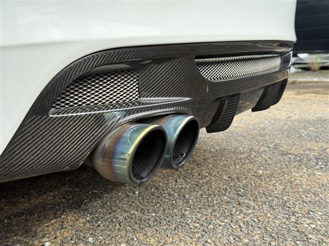 １シリーズ １３５ｉ　ＤＭＥチューン済　サンルーフ　ＲＥＣＡＲＯセミバケ　ＲＡＹＳ　ＴＥ３７（１８インチＡＷ）ワンオフマフラー（純正マフラー有）ＳＴＡＣＫ３連メーター　社外Ｆリップリアディフューザー　ＡＲＣタワーバー（52枚目）