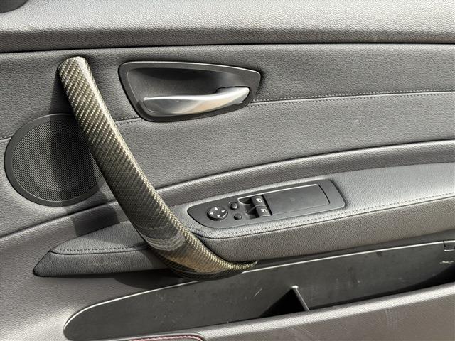 １シリーズ １３５ｉ　ＤＭＥチューン済　サンルーフ　ＲＥＣＡＲＯセミバケ　ＲＡＹＳ　ＴＥ３７（１８インチＡＷ）ワンオフマフラー（純正マフラー有）ＳＴＡＣＫ３連メーター　社外Ｆリップリアディフューザー　ＡＲＣタワーバー（53枚目）