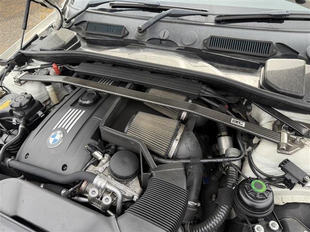１シリーズ １３５ｉ　ＤＭＥチューン済　サンルーフ　ＲＥＣＡＲＯセミバケ　ＲＡＹＳ　ＴＥ３７（１８インチＡＷ）ワンオフマフラー（純正マフラー有）ＳＴＡＣＫ３連メーター　社外Ｆリップリアディフューザー　ＡＲＣタワーバー（54枚目）