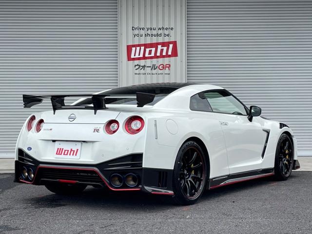 ＧＴ－Ｒ ニスモ　スペシャルエディション　４ＷＤ　ＭＹ２２　ＮＩＳＭＯスポーツリセッティン　ＮＩＳＭＯ専用チューニングＶＲ３８ＤＥＴＴ　ニスモ専用カーボン製エンジンフード　専用レイズ製アルミ鍛造ホイール　専用カーボンセラミックブレーキ（2枚目）