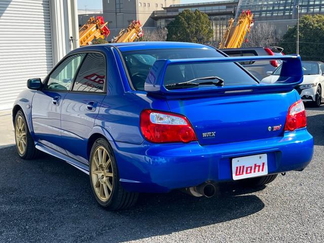 インプレッサ ＷＲＸ　ＳＴｉ　６速ＭＴ　４ＷＤ　ターボ　ＳＴＩ３連メーター　ＳＴＩブーストメーター　ブレンボキャリパー　ＳＴＩ純正シート　社外マフラー　大型リアスポイラー　純正１７インチアルミホイール　純正マフラーあり（19枚目）