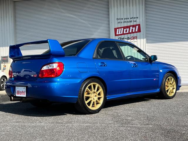 インプレッサ ＷＲＸ　ＳＴｉ　６速ＭＴ　４ＷＤ　ターボ　ＳＴＩ３連メーター　ＳＴＩブーストメーター　ブレンボキャリパー　ＳＴＩ純正シート　社外マフラー　大型リアスポイラー　純正１７インチアルミホイール　純正マフラーあり（21枚目）