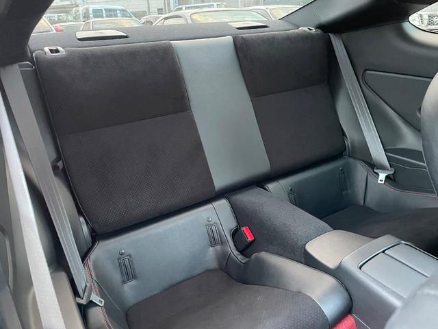 ＧＲ８６ ＲＺ　ワンオーナー　６速ＭＴ　ＫＥＮＷＯＯＤナビ　ＤＴＶ　ＥＴＣ　バックカメラ　純正シフトノブ　ＬＥＤヘッドライト　プッシュスタート　ハーフレザーシート　シートヒーター　純正マフラー　純正１８インチＡＷ（22枚目）